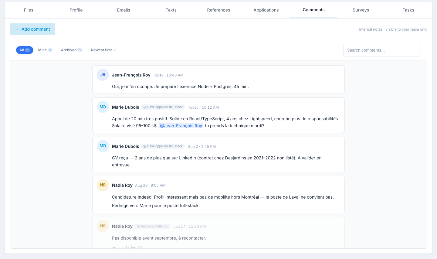 L’onglet Commentaires : le bouton Ajouter une note en haut, les puces Toutes / Les miennes / Archivées, le tri et la recherche, puis le fil de notes — auteur, poste concerné, date, texte avec une @mention — et une note archivée grisée en bas.