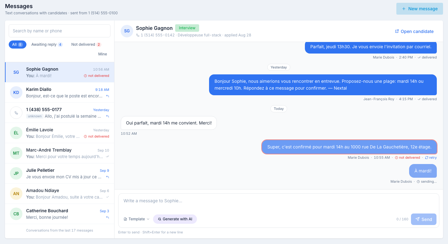 L’application Messages : l’en-tête « Conversations texto avec les candidats · envoyées du … » avec le bouton Nouveau message ; à gauche la recherche, les puces Toutes / En attente de réponse / Non livré / Les miennes et les lignes de conversation ; à droite le fil de Sophie Gagnon — sa pastille de statut, son téléphone, son poste et sa date de candidature, Ouvrir le candidat, les bulles avec les pastilles de jour et les accusés, une bulle non livrée avec réessayer — et la zone de rédaction avec Modèle, Générer avec l’IA, le compteur et Envoyer.
