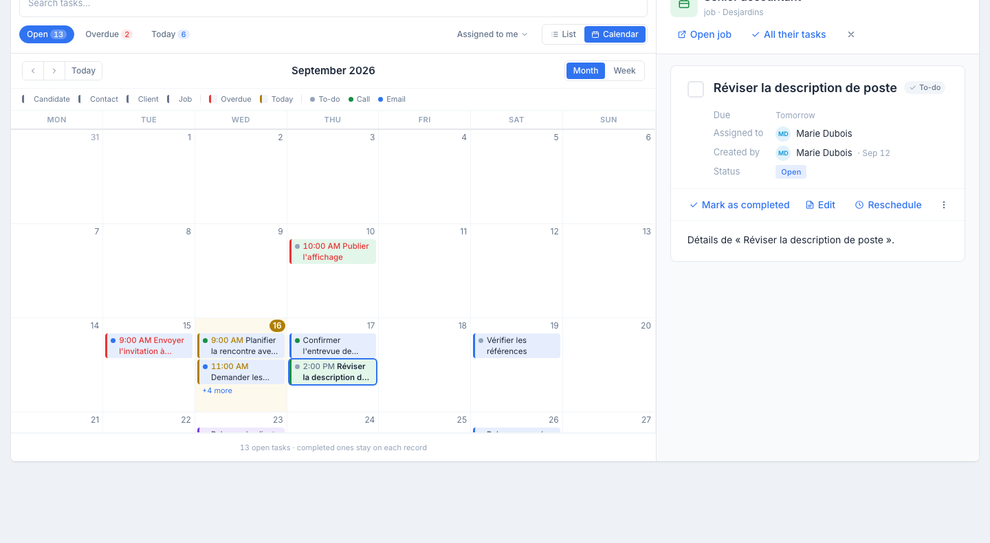 Mes tâches en vue Calendrier : les mêmes puces Ouvertes / En retard / Aujourd’hui, la portée Assignées à moi et le bouton Liste | Calendrier ; en dessous, la barre ‹ › Aujourd’hui, le titre Septembre 2026 et le bouton Mois / Semaine, puis la grille du mois avec les tâches à leur date, teintées selon le dossier, bordées de rouge quand elles sont en retard et d’ambre aujourd’hui ; une tâche de poste sélectionnée s’ouvre à droite avec Ouvrir le poste et Toutes leurs tâches.