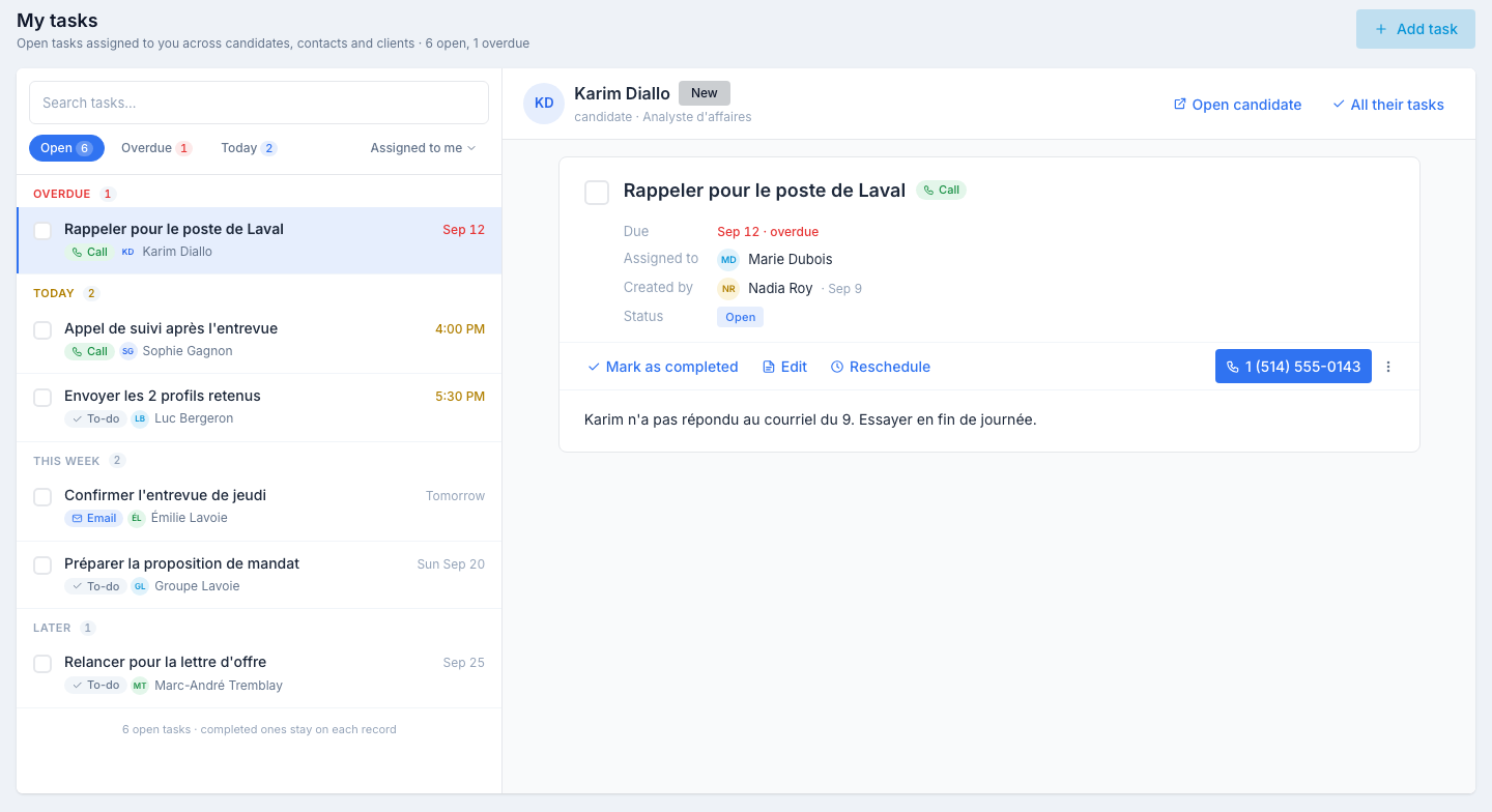L’application Mes tâches : l’en-tête « Tâches ouvertes qui vous sont assignées, tous dossiers confondus · 6 ouvertes, 1 en retard » avec le bouton Ajouter une tâche ; à gauche la recherche, les puces Ouvertes / En retard / Aujourd’hui, la portée Assignées à moi, et les tâches regroupées En retard, Aujourd’hui, Cette semaine, Plus tard — chacune avec sa pastille de type et la personne concernée ; à droite la bande de Karim Diallo avec Ouvrir le candidat et Toutes leurs tâches, et le détail de la tâche avec Marquer comme terminée, Modifier, Replanifier et le numéro de téléphone d’une tâche Appel.