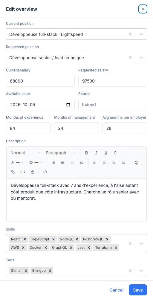 Le panneau latéral Modifier l’aperçu : Poste actuel et Poste recherché (sélecteurs libres), Salaire actuel et Salaire demandé, Date de disponibilité, Source, les mois d’expérience, l’éditeur de description, les sélecteurs Compétences et Étiquettes, puis Annuler et Enregistrer.